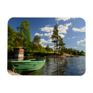 Imán Barco verde en un fiordo en Noruega