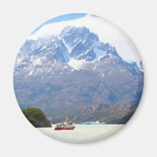 Imán Barco y montañas, Patagonia, Chile