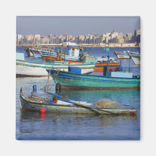 Imán Barcos de pesca coloridos en el puerto de