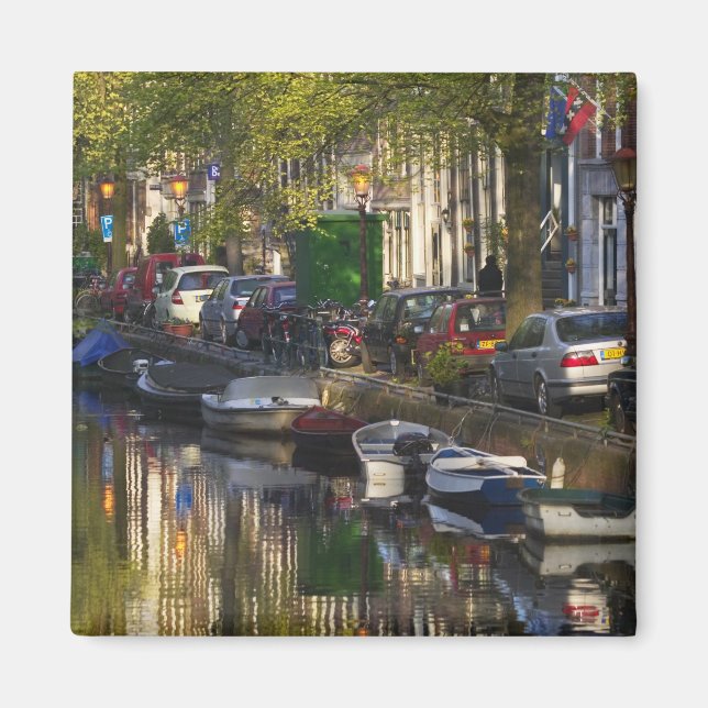 Imán Barcos y edificios a lo largo del cinturón del can (Frente)