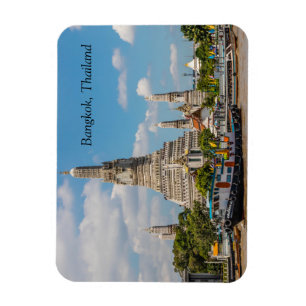 Imán Barge sailing pas Wat Arun