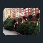 Imán Base de árbol de Navidad Upper West Side Nueva Yor<br><div class="desc">Muestra una fotografía original en color de un puesto de árbol de Navidad en el Upper West Side. Fotografía en Manhattan, Nueva York. En esta tienda también hay muchas otras fotografías de la ciudad de Nueva York y de la naturaleza. ¿No ves exactamente lo que buscas? Contacte con Rebecca para...</div>