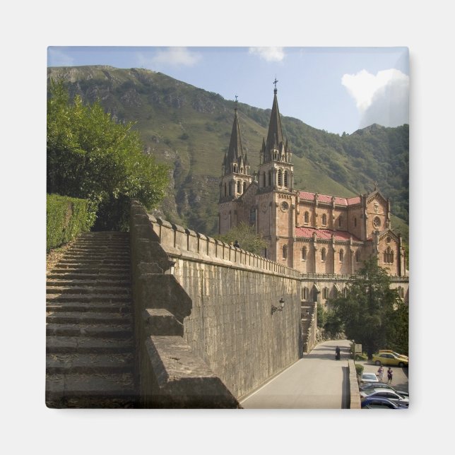 Imán Basílica de Covadonga, noroeste de España. (Frente)