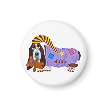 Basset Hound en pijama con oso de peluche