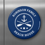 Imán Beach House & Family Name Anchor Oars Stars Naval<br><div class="desc">Elegante imán de refrigerador redondo con tu casa de playa personalizada,  casa de lago,  nombre familiar u otro texto con un ancla de un barco náutico personalizado,  remos cruzados y estrellas de azul marino sobre blanco o elige colores de fondo para tu decoración.</div>