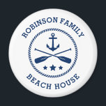 Imán Beach House & Family Name Anchor Oars Stars Round<br><div class="desc">Elegante imán de refrigerador redondo con su casa de playa personalizada,  casa del lago,  nombre de familia u otro texto con un ancla de un barco náutico personalizado,  remos cruzados y estrellas de color blanco sobre azul marino o escoja colores de fondo para la decoración.</div>
