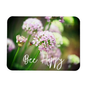 Imán Bee Happy with Purple Diagonal Allium Flowers