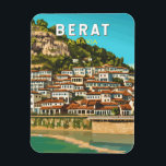 Imán Berat Albania Viajes de arte<br><div class="desc">Diseño de viaje vectorial retro de Berat. Berat es una ciudad en el río Osum,  en el centro de Albania. Es conocida por sus casas blancas otomanas.</div>