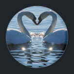 Imán Beso de corazón de cisne, reflexiones de amor<br><div class="desc">Una hermosa imagen de pájaros en la naturaleza, mostrando el amor entre dos cisnes tocando picos, como besarse. Una imagen perfecta que se puede personalizar, mostrar amor está en el aire, para invitaciones a bodas, invitaciones, duchas de novias, un aniversario, o un viaje de amor como El día de San...</div>