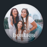 Imán Bestie Trendy Typography Photo Keepsake<br><div class="desc">Celebra tu amistad con tu(s) bestie(s) con este lindo imán de fotos con "besties" en letras transparantes a la moda a lo largo del fondo con nombres/s.</div>