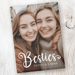 Imán Besties mejores amigos nombres personalizados foto<br><div class="desc">Un imán frigorífico con fotos personalizados y el texto "Besties" con nombres personalizados a continuación.</div>