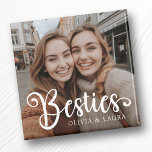 Imán Besties mejores amigos nombres personalizados foto<br><div class="desc">Un imán frigorífico con la foto de su personalizado y el texto "Besties" con los nombres personalizados que aparecen a continuación.</div>