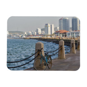 Imán Bicicleta en el paseo marítimo con la silueta de l