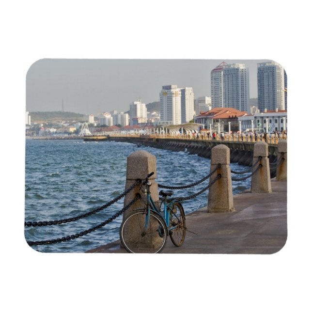 Imán Bicicleta frente al mar con el perfil de la ciudad (Horizontal)