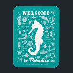 Imán Bienvenidos al paraíso<br><div class="desc">Anderson Design Group es un estudio galardonado en Nashville, Tennessee. El fundador Joel Anderson y su equipo de talentosos artistas adoran crear diseños posters de aspecto clásico. Las impresiones de ADG a menudo son confundidas con afiches vintage creados entre principios y mediados del siglo XX. Esto se debe a que...</div>