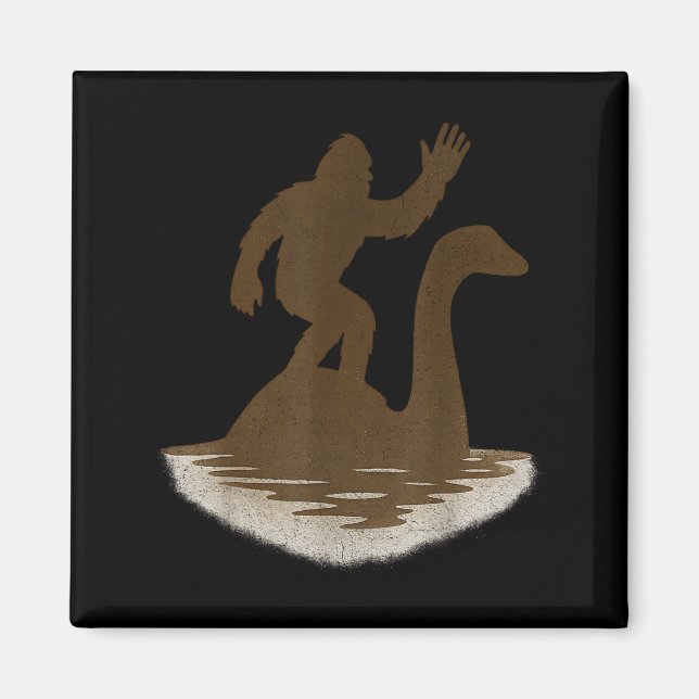 Imán Bigfoot Riding Loch Ness Monster Funny Sasquatch  (Frente)