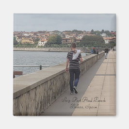 Imán Bilbao España | Turista Caminando Por El Puerto