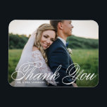 Imán Blanco Elegante Foto Agradecimiento de Boda<br><div class="desc">¡Celebra tu amor y muestra gratitud con nuestro imán de agradecimiento de boda con foto personalizable! Este recuerdo único es perfecto para recordar a tus seres queridos tu día especial mientras expresas tu sincero agradecimiento de una manera memorable.</div>
