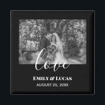 Imán Blanco negro foto de matrimonio simple elegante<br><div class="desc">Personalizar tu foto preboda en un sencillo estilo blanco y negro para hacer un diseño elegante para tu día especial. El diseño tiene caligrafía moderna en blanco y textos modernos en el lado inferior que se pueden personalizar según tus preferencias. Visita mi colección para ver los elementos coincidentes.</div>