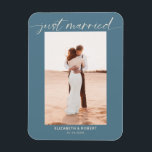 Imán Boda azul con escritura moderna casada<br><div class="desc">Sencilla y elegante tarjeta magnética de la invitación boda "Just Married" azul polvoriento. Edita esto para añadir tu propia foto.</div>