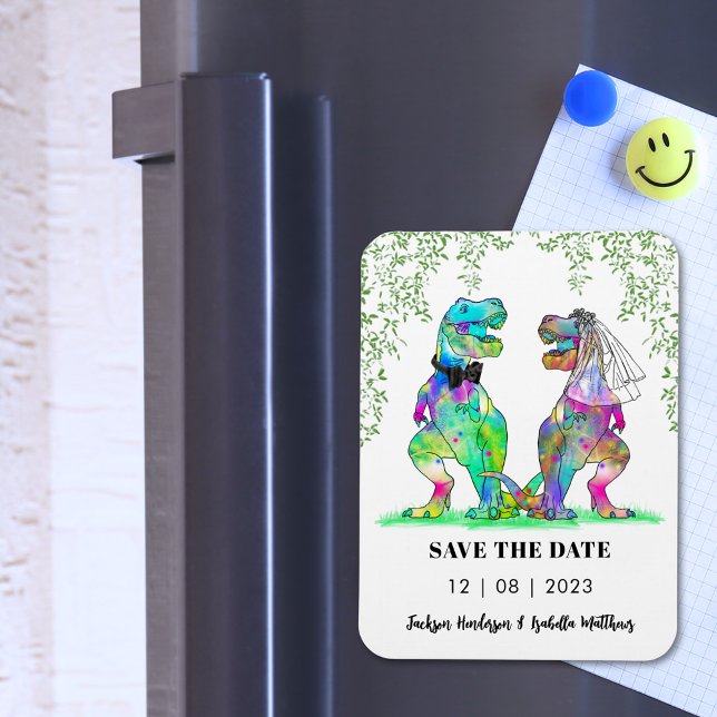 Imán Boda con tema de dinosaurios, guarde la fecha (Dinosaur themed wedding save the date invitation magnet colorful T-Rex bride and groom)