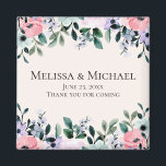 Imán Boda de borde floral de color rosa y púrpura<br><div class="desc">Un imán de favores matrimoniales con un diseño floral de bonito hecho con acuarelas. Flores de jardín rosas,  violetas y verdes.</div>