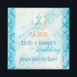 Imán Boda de caballito de playa salva la fecha<br><div class="desc">Pareja de caballos de mar encantadora y bonita, pez estrella, olas oceánicas con un elegante patrón de damasco en agua, turquesa, tonos azules diseñados en la costumbre Boda Salvar los imanes de la invitación a la cita. Encantadoras criaturas marinas y un llamativo patrón de damasco al fondo tienen el ambiente...</div>