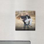 Imán Boda de caligrafía elegante de oro<br><div class="desc">Ayuda a tus invitados a recordar tu día especial con un imán fotográfico con tu nombre y fecha de boda. Fácil de personalizar. Si necesita ayuda con el diseño o elementos coincidentes,  envíe un correo electrónico a Brandi@photobooksbybrandi.com</div>