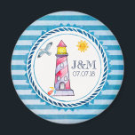 Imán Boda de faro de color de agua de rayas rojas<br><div class="desc">Un imán boda con temática náutica. Diseñado con un patrón de rayas azules y un marco náutico circular sobre la parte superior. Un faro de rayas rojas y una bola de playa, con un sol sonriente y una gaviota volando a lo lejos colocados dentro del marco. Personalice con sus iniciales...</div>