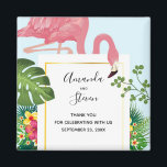 Imán Boda de flamencos rosados y hojas tropicales<br><div class="desc">Un boda te agradece imán con un flamingo rosa lindo y caprichoso. Rodeado de hojas tropicales verdes y flores de hibisco rojas y amarillas. Un rectángulo con forma de rectángulo,  con un gradiente dorado en el centro.</div>