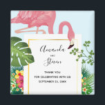 Imán Boda de flamencos rosados y hojas tropicales<br><div class="desc">Un boda te agradece imán con un flamingo rosa lindo y caprichoso. Rodeado de hojas tropicales verdes y flores de hibisco rojas y amarillas. Un rectángulo con forma de rectángulo,  con un gradiente dorado en el centro.</div>