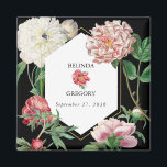 Imán Boda de flores de color rosa de color de agua de c<br><div class="desc">Una hermosa acuarela color rosa y blanco peonías diseño boda de flores con marco geométrico dorado sobre un fondo negro. Un diseño único que utiliza flores de peonía botánica vintage en tonos rosa y blanco. Un elegante diseño floral de peonías rosadas y blancas con un toque de vegetación. Un marco...</div>