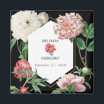 Imán Boda de flores de color rosa de color de agua de c<br><div class="desc">Una hermosa acuarela color rosa y blanco peonías diseño boda de flores con marco geométrico dorado sobre un fondo negro. Un diseño único que utiliza flores de peonía botánica vintage en tonos rosa y blanco. Un elegante diseño floral de peonías rosadas y blancas con un toque de vegetación. Un marco...</div>