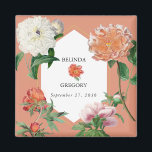 Imán Boda de flores de color rosa de rosa de cada color<br><div class="desc">Un hermoso diseño de boda floral de melocotón y peonías rosadas con marco geométrico dorado sobre un fondo de melocotón. Un diseño único que utiliza flores de peonía botánica vintage en tonos melocotón y rosa. Un elegante diseño floral de durazno y peonías rosadas con un toque de vegetación. Un marco...</div>