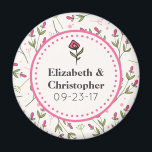 Imán Boda de flores silvestres rosas y verdes<br><div class="desc">Un imán conmemorativo de la boda. Sus nombres y la fecha de boda escritos en un marco de color blanco con un borde punteado rosado. El telón de fondo es un patrón de flores silvestres rosadas dibujadas a mano con tallos verdes largos y hojas sobre un fondo de color blanco...</div>