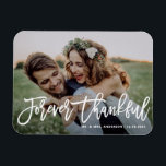Imán Boda de fotografía de caligrafía moderna y agradec<br><div class="desc">Celebra tu amor y muestra gratitud con nuestro boda de fotos de personalizable ¡gracias imán! Este toque único es perfecto para recordarle a sus seres queridos su día especial mientras expresa su sincero agradecimiento de una manera memorable. Presenta "Forever Thankful" en caligrafía moderna. Puede personalizar esta elegante tarjeta de agradecimiento...</div>