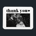 Imán Boda de fotografía de la tipografía retro negra gr<br><div class="desc">Celebra tu amor y muestra gratitud con nuestro boda de fotos de personalizable ¡gracias imán! Este toque único es perfecto para recordarle a sus seres queridos su día especial mientras expresa su sincero agradecimiento de una manera memorable. Presenta una tipografía audaz retro y un overlay cardíaco. Personalízalo añadiendo los detalles...</div>