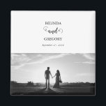 Imán Boda de fotografía de parejas de guiones modernos<br><div class="desc">Un hermoso diseño de guiones de caligrafía blanca y negra mostrando la foto de la pareja. Un moderno diseño fotográfico de pareja boda con simples elementos minimalistas. Un diseño de favores moderno boda ideal para todo aquel que ame la caligrafía de guiones, diseños en blanco y negro y papel de...</div>