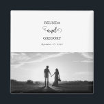 Imán Boda de fotografía de parejas de guiones modernos<br><div class="desc">Un hermoso diseño de guiones de caligrafía blanca y negra mostrando la foto de la pareja. Un moderno diseño fotográfico de pareja boda con simples elementos minimalistas. Un diseño de favores moderno boda ideal para todo aquel que ame la caligrafía de guiones, diseños en blanco y negro y papel de...</div>
