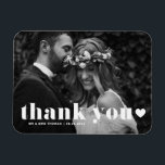 Imán Boda de fotografía retro negrita gracias<br><div class="desc">Celebra tu amor y muestra gratitud con nuestro boda de fotos de personalizable ¡gracias imán! Este toque único es perfecto para recordarle a sus seres queridos su día especial mientras expresa su sincero agradecimiento de una manera memorable. Presenta una tipografía retro audaz y un overlay cardíaco. Personalízalo añadiendo los detalles...</div>