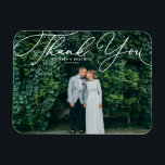 Imán Boda de fotografías de escritura manuscrita elegan<br><div class="desc">Celebra tu amor y muestra gratitud con nuestro boda de fotos de personalizable ¡gracias imán! Este toque único es perfecto para recordarle a sus seres queridos su día especial mientras expresa su sincero agradecimiento de una manera memorable. Presenta un guión blanco elegante. Personalice agregando su foto y detalles. Esta foto...</div>