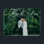 Imán Boda de fotografías de escritura manuscrita elegan<br><div class="desc">Celebra tu amor y muestra gratitud con nuestro boda de fotos de personalizable ¡gracias imán! Este toque único es perfecto para recordarle a sus seres queridos su día especial mientras expresa su sincero agradecimiento de una manera memorable. Presenta un guión blanco elegante. Personalice agregando su foto y detalles. Esta foto...</div>