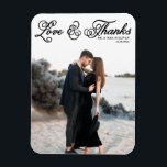 Imán Boda de fotos de amor y agradecimiento por escritu<br><div class="desc">Celebra tu amor y muestra gratitud con nuestro boda de fotos de personalizable ¡gracias imán! Este toque único es perfecto para recordarle a sus seres queridos su día especial mientras expresa su sincero agradecimiento de una manera memorable. Esta tarjeta de agradecimiento a la foto muestra un guión rústico rizado. Personalice...</div>
