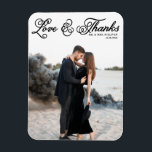 Imán Boda de fotos de amor y agradecimiento por escritu<br><div class="desc">Celebra tu amor y muestra gratitud con nuestro boda de fotos de personalizable ¡gracias imán! Este toque único es perfecto para recordarle a sus seres queridos su día especial mientras expresa su sincero agradecimiento de una manera memorable. Esta tarjeta de agradecimiento a la foto muestra un guión rústico rizado. Personalice...</div>