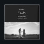 Imán Boda de fotos de parejas de guiones blancos y negr<br><div class="desc">Un hermoso diseño de guiones de caligrafía en blanco y negro que muestra la foto de la pareja. Un moderno diseño fotográfico de pareja boda con simples elementos minimalistas. Un diseño de favores moderno boda ideal para todo aquel que ame la caligrafía de guiones, diseños en blanco y negro y...</div>