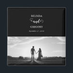 Imán Boda de fotos de parejas de guiones blancos y negr<br><div class="desc">Un hermoso diseño de guiones de caligrafía en blanco y negro que muestra la foto de la pareja. Un moderno diseño fotográfico de pareja boda con simples elementos minimalistas. Un diseño de favores moderno boda ideal para todo aquel que ame la caligrafía de guiones, diseños en blanco y negro y...</div>
