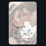 Imán Boda de guión gráfico de compromiso elegante<br><div class="desc">Esta moderna boda minimalista Guardar la tarjeta de fecha incluye un elegante guion. Juega con la simplicidad de un diseño de tipografía en blanco y negro. En la parte posterior, puede agregar la información del sitio web de su boda, así como un código QR para que sus huéspedes puedan escanear....</div>
