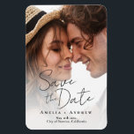 Imán Boda de guión gráfico de compromiso elegante<br><div class="desc">Esta moderna boda minimalista Guardar la tarjeta de fecha incluye un elegante guion. Juega con la simplicidad de un diseño de tipografía en blanco y negro. En la parte posterior, puede agregar la información del sitio web de su boda, así como un código QR para que sus huéspedes puedan escanear....</div>