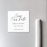 Imán Boda De Guión minimalista Guardar La Fecha<br><div class="desc">Boda de escritura Minimalista moderna Guarda el imán de fecha. Diseño simple y mínimo de tipografía caligráfica. Personalizar para una boda personalizada guardar la fecha.</div>