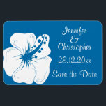 Imán Boda de Hibiscus Blanco y Azul Ceruleño Tropical<br><div class="desc">El diseño boda perfecto para la novia y el novio que quieren darle un toque tropical a su boda, con una flor de un solo hibisco en blanco sobre azul ceruleño. Los nombres de la novia y el novio, la fecha y un recordatorio para guardar la fecha están en el...</div>